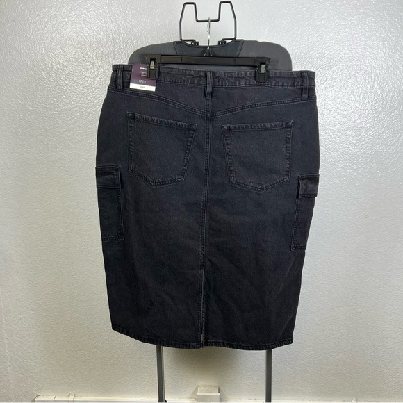 Ava & Viv Black Cargo Skirt with Tailored Silhouette - Picture 5 of 10